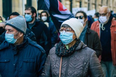 Reims France 28 Kasım 2020 Kimliği belirsiz göstericilerin yeni Küresel Güvenlik tasarısına karşı protesto gösterileri, Fransa 'da basın özgürlüğüne tehdit oluşturacağını beyan ediyor