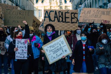Reims France 28 Kasım 2020 Kimliği belirsiz göstericilerin yeni Küresel Güvenlik tasarısına karşı protesto gösterileri, Fransa 'da basın özgürlüğüne tehdit oluşturacağını beyan ediyor