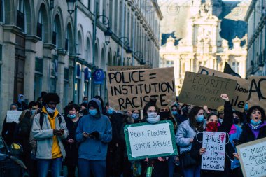 Reims France 28 Kasım 2020 Kimliği belirsiz göstericilerin yeni Küresel Güvenlik tasarısına karşı protesto gösterileri, Fransa 'da basın özgürlüğüne tehdit oluşturacağını beyan ediyor
