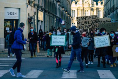 Reims France 28 Kasım 2020 Kimliği belirsiz göstericilerin yeni Küresel Güvenlik tasarısına karşı protesto gösterileri, Fransa 'da basın özgürlüğüne tehdit oluşturacağını beyan ediyor