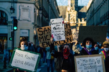 Reims France 28 Kasım 2020 Kimliği belirsiz göstericilerin yeni Küresel Güvenlik tasarısına karşı protesto gösterileri, Fransa 'da basın özgürlüğüne tehdit oluşturacağını beyan ediyor