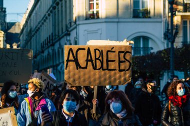 Reims France 28 Kasım 2020 Kimliği belirsiz göstericilerin yeni Küresel Güvenlik tasarısına karşı protesto gösterileri, Fransa 'da basın özgürlüğüne tehdit oluşturacağını beyan ediyor