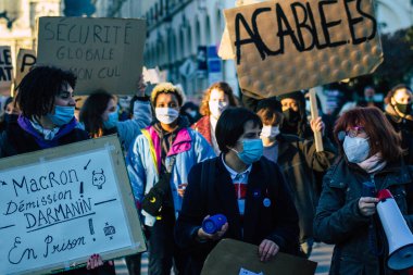 Reims France 28 Kasım 2020 Kimliği belirsiz göstericilerin yeni Küresel Güvenlik tasarısına karşı protesto gösterileri, Fransa 'da basın özgürlüğüne tehdit oluşturacağını beyan ediyor