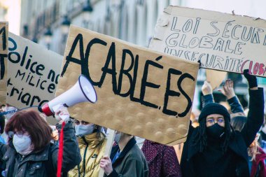 Reims France 28 Kasım 2020 Kimliği belirsiz göstericilerin yeni Küresel Güvenlik tasarısına karşı protesto gösterileri, Fransa 'da basın özgürlüğüne tehdit oluşturacağını beyan ediyor