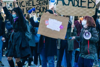 Reims France 28 Kasım 2020 Kimliği belirsiz göstericilerin yeni Küresel Güvenlik tasarısına karşı protesto gösterileri, Fransa 'da basın özgürlüğüne tehdit oluşturacağını beyan ediyor