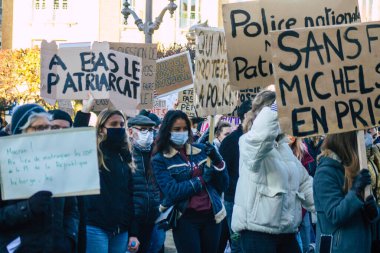 Reims France 28 Kasım 2020 Kimliği belirsiz göstericilerin yeni Küresel Güvenlik tasarısına karşı protesto gösterileri, Fransa 'da basın özgürlüğüne tehdit oluşturacağını beyan ediyor
