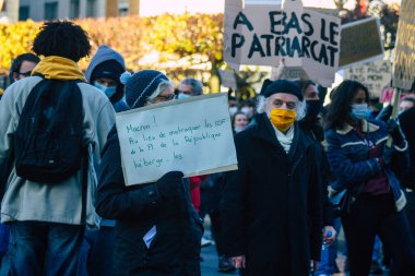 Reims France 28 Kasım 2020 Kimliği belirsiz göstericilerin yeni Küresel Güvenlik tasarısına karşı protesto gösterileri, Fransa 'da basın özgürlüğüne tehdit oluşturacağını beyan ediyor