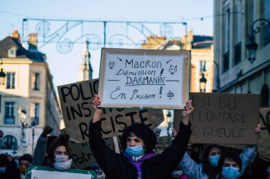 Reims France 28 Kasım 2020 Kimliği belirsiz göstericilerin yeni Küresel Güvenlik tasarısına karşı protesto gösterileri, Fransa 'da basın özgürlüğüne tehdit oluşturacağını beyan ediyor