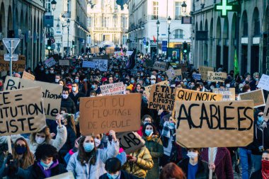 Reims France 28 Kasım 2020 Kimliği belirsiz göstericilerin yeni Küresel Güvenlik tasarısına karşı protesto gösterileri, Fransa 'da basın özgürlüğüne tehdit oluşturacağını beyan ediyor