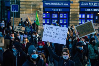 Reims France 28 Kasım 2020 Kimliği belirsiz göstericilerin yeni Küresel Güvenlik tasarısına karşı protesto gösterileri, Fransa 'da basın özgürlüğüne tehdit oluşturacağını beyan ediyor