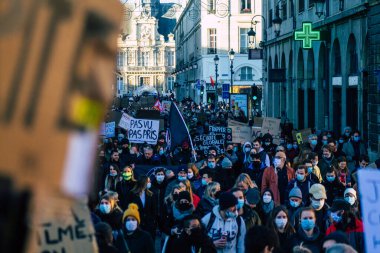 Reims France 28 Kasım 2020 Kimliği belirsiz göstericilerin yeni Küresel Güvenlik tasarısına karşı protesto gösterileri, Fransa 'da basın özgürlüğüne tehdit oluşturacağını beyan ediyor