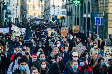 Reims France 28 Kasım 2020 Kimliği belirsiz göstericilerin yeni Küresel Güvenlik tasarısına karşı protesto gösterileri, Fransa 'da basın özgürlüğüne tehdit oluşturacağını beyan ediyor