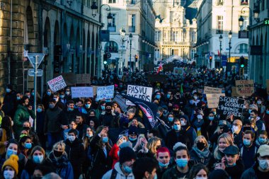 Reims France 28 Kasım 2020 Kimliği belirsiz göstericilerin yeni Küresel Güvenlik tasarısına karşı protesto gösterileri, Fransa 'da basın özgürlüğüne tehdit oluşturacağını beyan ediyor