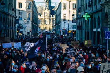 Reims France 28 Kasım 2020 Kimliği belirsiz göstericilerin yeni Küresel Güvenlik tasarısına karşı protesto gösterileri, Fransa 'da basın özgürlüğüne tehdit oluşturacağını beyan ediyor