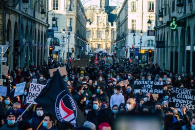 Reims France 28 Kasım 2020 Kimliği belirsiz göstericilerin yeni Küresel Güvenlik tasarısına karşı protesto gösterileri, Fransa 'da basın özgürlüğüne tehdit oluşturacağını beyan ediyor