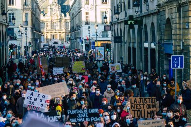 Reims France 28 Kasım 2020 Kimliği belirsiz göstericilerin yeni Küresel Güvenlik tasarısına karşı protesto gösterileri, Fransa 'da basın özgürlüğüne tehdit oluşturacağını beyan ediyor