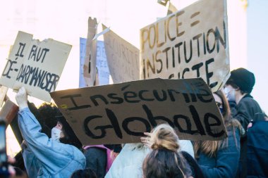 Reims France 28 Kasım 2020 Kimliği belirsiz göstericilerin yeni Küresel Güvenlik tasarısına karşı protesto gösterileri, Fransa 'da basın özgürlüğüne tehdit oluşturacağını beyan ediyor