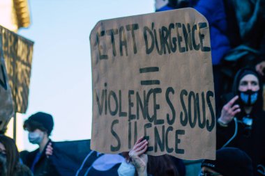 Reims France 28 Kasım 2020 Kimliği belirsiz göstericilerin yeni Küresel Güvenlik tasarısına karşı protesto gösterileri, Fransa 'da basın özgürlüğüne tehdit oluşturacağını beyan ediyor