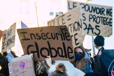 Reims France 28 Kasım 2020 Kimliği belirsiz göstericilerin yeni Küresel Güvenlik tasarısına karşı protesto gösterileri, Fransa 'da basın özgürlüğüne tehdit oluşturacağını beyan ediyor