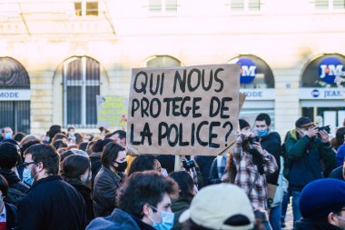 Reims France 28 Kasım 2020 Kimliği belirsiz göstericilerin yeni Küresel Güvenlik tasarısına karşı protesto gösterileri, Fransa 'da basın özgürlüğüne tehdit oluşturacağını beyan ediyor