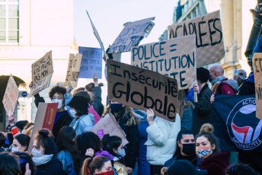 Reims France 28 Kasım 2020 Kimliği belirsiz göstericilerin yeni Küresel Güvenlik tasarısına karşı protesto gösterileri, Fransa 'da basın özgürlüğüne tehdit oluşturacağını beyan ediyor