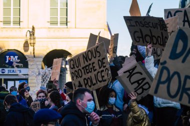 Reims France 28 Kasım 2020 Kimliği belirsiz göstericilerin yeni Küresel Güvenlik tasarısına karşı protesto gösterileri, Fransa 'da basın özgürlüğüne tehdit oluşturacağını beyan ediyor