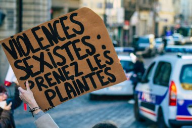 Reims France 28 Kasım 2020 Kimliği belirsiz göstericilerin yeni Küresel Güvenlik tasarısına karşı protesto gösterileri, Fransa 'da basın özgürlüğüne tehdit oluşturacağını beyan ediyor