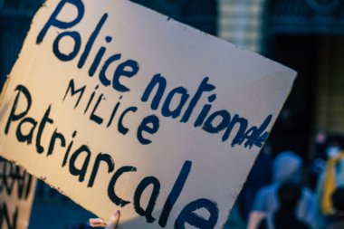 Reims France 28 Kasım 2020 Kimliği belirsiz göstericilerin yeni Küresel Güvenlik tasarısına karşı protesto gösterileri, Fransa 'da basın özgürlüğüne tehdit oluşturacağını beyan ediyor