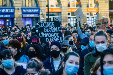 Reims France 28 Kasım 2020 Kimliği belirsiz göstericilerin yeni Küresel Güvenlik tasarısına karşı protesto gösterileri, Fransa 'da basın özgürlüğüne tehdit oluşturacağını beyan ediyor