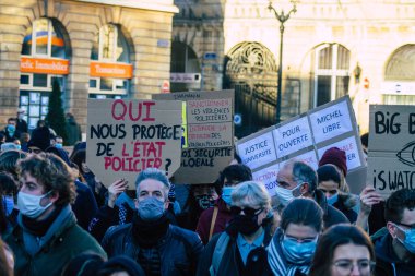 Reims France 28 Kasım 2020 Kimliği belirsiz göstericilerin yeni Küresel Güvenlik tasarısına karşı protesto gösterileri, Fransa 'da basın özgürlüğüne tehdit oluşturacağını beyan ediyor
