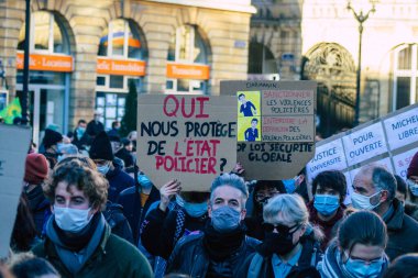 Reims France 28 Kasım 2020 Kimliği belirsiz göstericilerin yeni Küresel Güvenlik tasarısına karşı protesto gösterileri, Fransa 'da basın özgürlüğüne tehdit oluşturacağını beyan ediyor