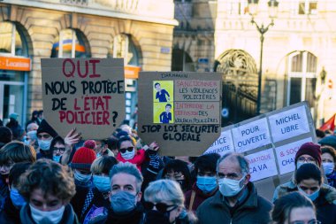 Reims France 28 Kasım 2020 Kimliği belirsiz göstericilerin yeni Küresel Güvenlik tasarısına karşı protesto gösterileri, Fransa 'da basın özgürlüğüne tehdit oluşturacağını beyan ediyor