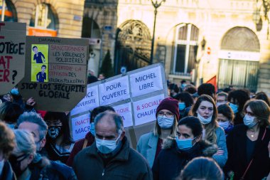 Reims France 28 Kasım 2020 Kimliği belirsiz göstericilerin yeni Küresel Güvenlik tasarısına karşı protesto gösterileri, Fransa 'da basın özgürlüğüne tehdit oluşturacağını beyan ediyor