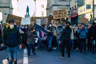 Reims France 28 Kasım 2020 Kimliği belirsiz göstericilerin yeni Küresel Güvenlik tasarısına karşı protesto gösterileri, Fransa 'da basın özgürlüğüne tehdit oluşturacağını beyan ediyor