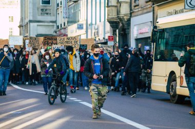 Reims France 28 Kasım 2020 Kimliği belirsiz göstericilerin yeni Küresel Güvenlik tasarısına karşı protesto gösterileri, Fransa 'da basın özgürlüğüne tehdit oluşturacağını beyan ediyor