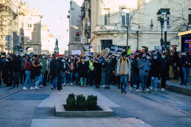 Reims France 28 Kasım 2020 Kimliği belirsiz göstericilerin yeni Küresel Güvenlik tasarısına karşı protesto gösterileri, Fransa 'da basın özgürlüğüne tehdit oluşturacağını beyan ediyor