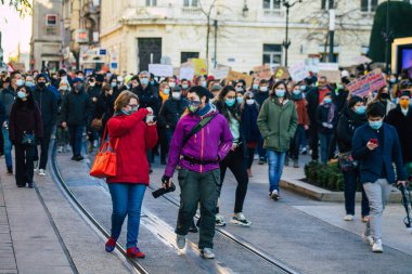 Reims France 28 Kasım 2020 Kimliği belirsiz göstericilerin yeni Küresel Güvenlik tasarısına karşı protesto gösterileri, Fransa 'da basın özgürlüğüne tehdit oluşturacağını beyan ediyor