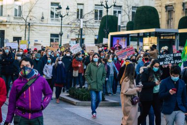 Reims France 28 Kasım 2020 Kimliği belirsiz göstericilerin yeni Küresel Güvenlik tasarısına karşı protesto gösterileri, Fransa 'da basın özgürlüğüne tehdit oluşturacağını beyan ediyor