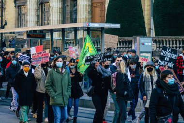 Reims France 28 Kasım 2020 Kimliği belirsiz göstericilerin yeni Küresel Güvenlik tasarısına karşı protesto gösterileri, Fransa 'da basın özgürlüğüne tehdit oluşturacağını beyan ediyor