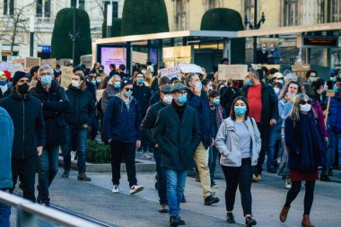 Reims France 28 Kasım 2020 Kimliği belirsiz göstericilerin yeni Küresel Güvenlik tasarısına karşı protesto gösterileri, Fransa 'da basın özgürlüğüne tehdit oluşturacağını beyan ediyor