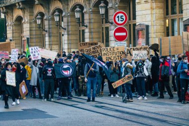 Reims France 28 Kasım 2020 Kimliği belirsiz göstericilerin yeni Küresel Güvenlik tasarısına karşı protesto gösterileri, Fransa 'da basın özgürlüğüne tehdit oluşturacağını beyan ediyor