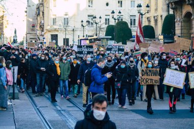 Reims France 28 Kasım 2020 Kimliği belirsiz göstericilerin yeni Küresel Güvenlik tasarısına karşı protesto gösterileri, Fransa 'da basın özgürlüğüne tehdit oluşturacağını beyan ediyor