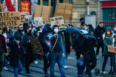 Reims France 28 Kasım 2020 Kimliği belirsiz göstericilerin yeni Küresel Güvenlik tasarısına karşı protesto gösterileri, Fransa 'da basın özgürlüğüne tehdit oluşturacağını beyan ediyor