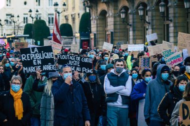 Reims France 28 Kasım 2020 Kimliği belirsiz göstericilerin yeni Küresel Güvenlik tasarısına karşı protesto gösterileri, Fransa 'da basın özgürlüğüne tehdit oluşturacağını beyan ediyor