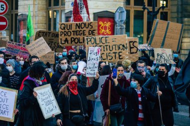 Reims France 28 Kasım 2020 Kimliği belirsiz göstericilerin yeni Küresel Güvenlik tasarısına karşı protesto gösterileri, Fransa 'da basın özgürlüğüne tehdit oluşturacağını beyan ediyor