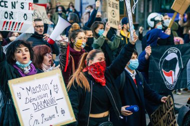 Reims France 28 Kasım 2020 Kimliği belirsiz göstericilerin yeni Küresel Güvenlik tasarısına karşı protesto gösterileri, Fransa 'da basın özgürlüğüne tehdit oluşturacağını beyan ediyor
