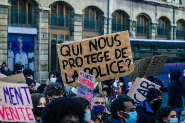 Reims France 28 Kasım 2020 Kimliği belirsiz göstericilerin yeni Küresel Güvenlik tasarısına karşı protesto gösterileri, Fransa 'da basın özgürlüğüne tehdit oluşturacağını beyan ediyor