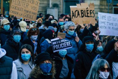 Reims France 28 Kasım 2020 Kimliği belirsiz göstericilerin yeni Küresel Güvenlik tasarısına karşı protesto gösterileri, Fransa 'da basın özgürlüğüne tehdit oluşturacağını beyan ediyor