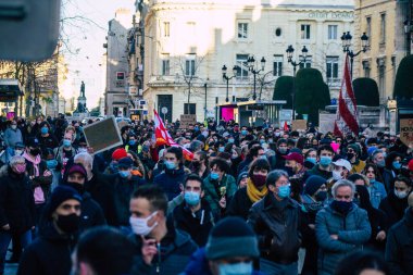 Reims France 28 Kasım 2020 Kimliği belirsiz göstericilerin yeni Küresel Güvenlik tasarısına karşı protesto gösterileri, Fransa 'da basın özgürlüğüne tehdit oluşturacağını beyan ediyor