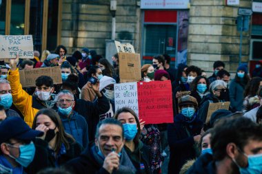 Reims France 28 Kasım 2020 Kimliği belirsiz göstericilerin yeni Küresel Güvenlik tasarısına karşı protesto gösterileri, Fransa 'da basın özgürlüğüne tehdit oluşturacağını beyan ediyor